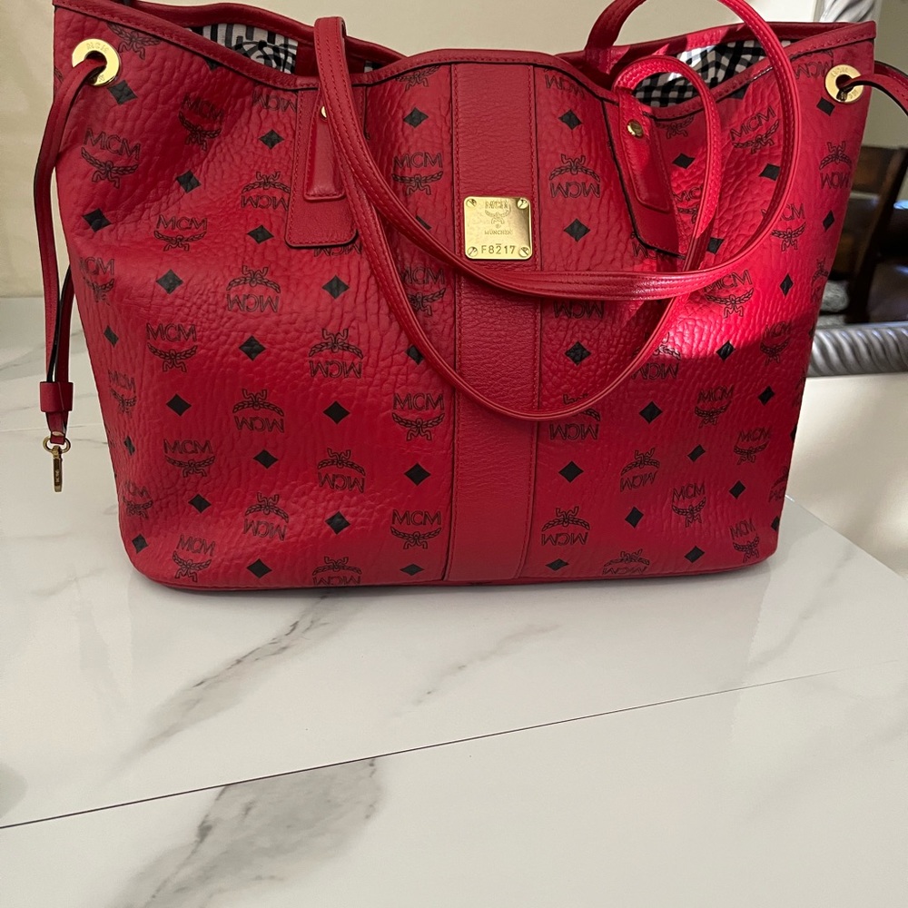 Mcm medium tote red